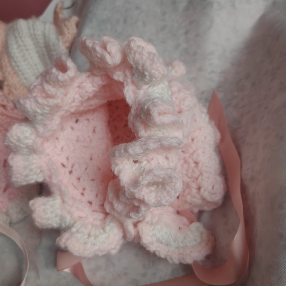 handmade crochet pink baby bonnet hat. very soft. - Picture 4 of 4